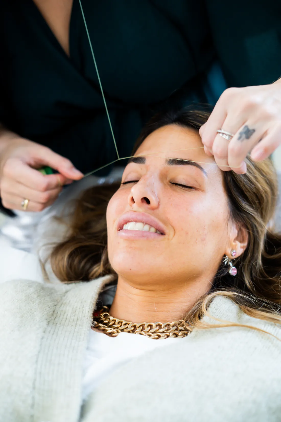 Profesional de Oh My Brows acompañando a una clienta