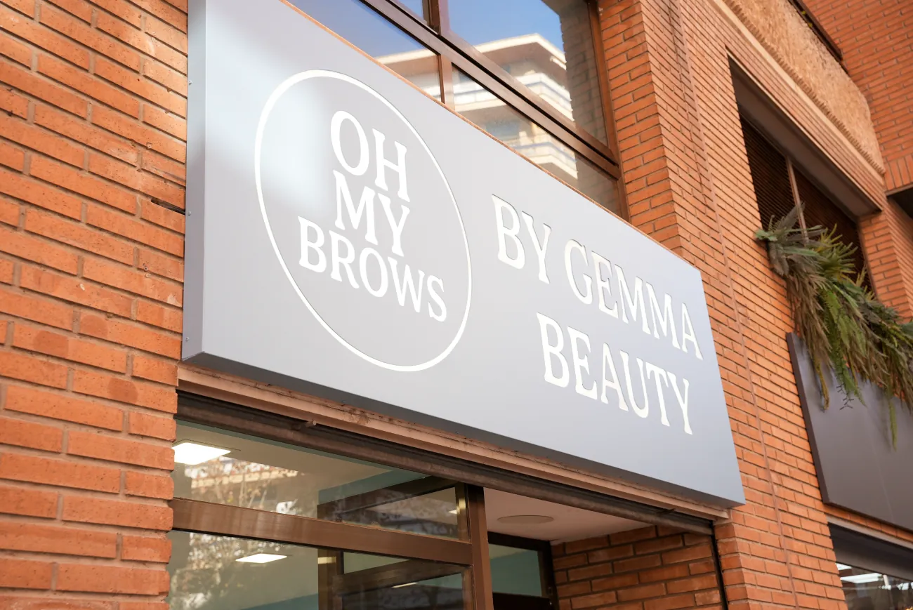 Fachada y rótulo de la marca Oh My Brows