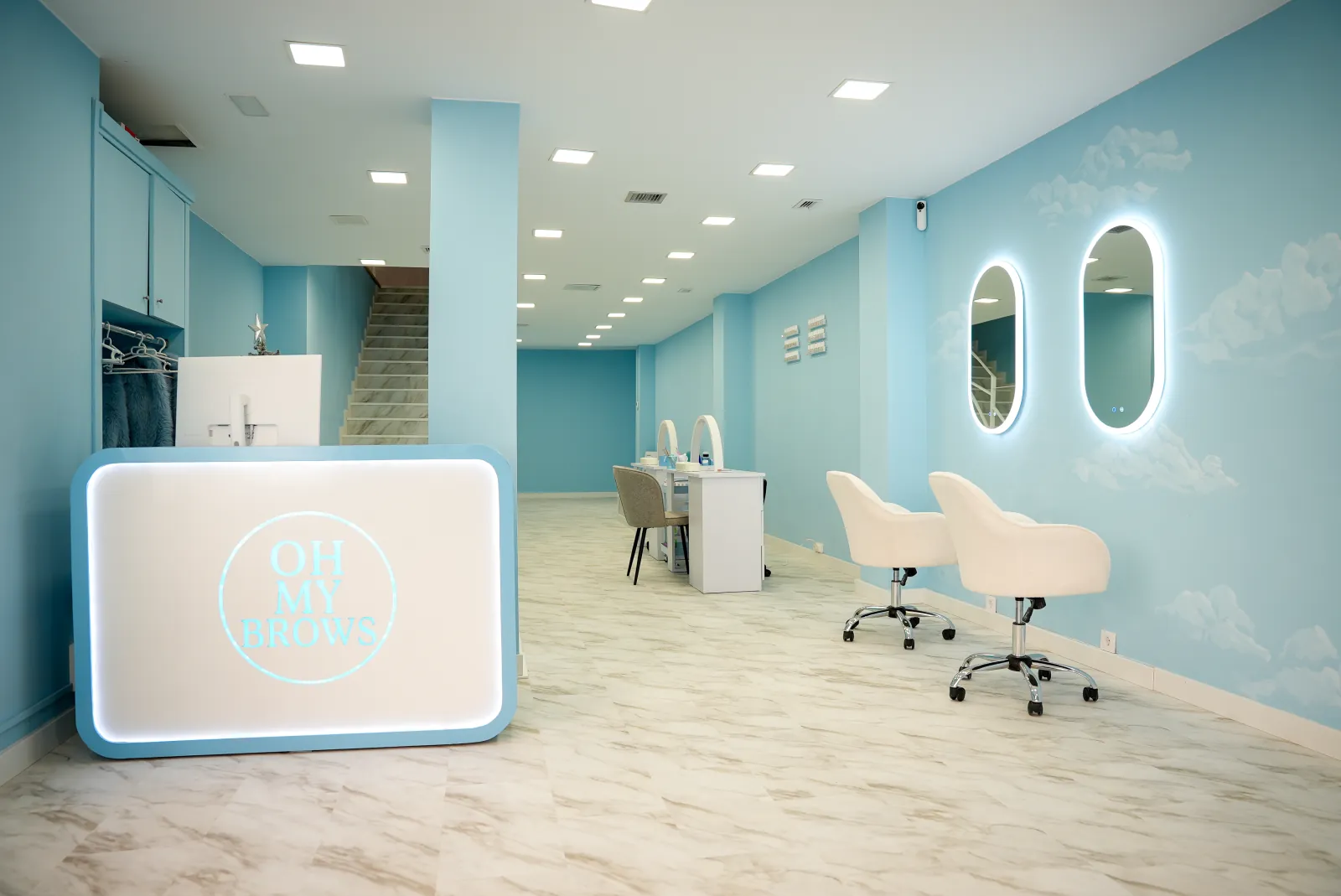 Interior luminoso de un centro Oh My Brows