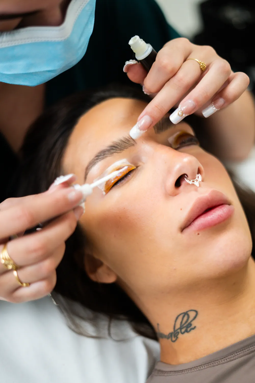 Profesional diseñando unas cejas